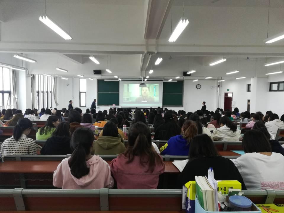 寇老师回顾教学历程 公司员工认真观摩