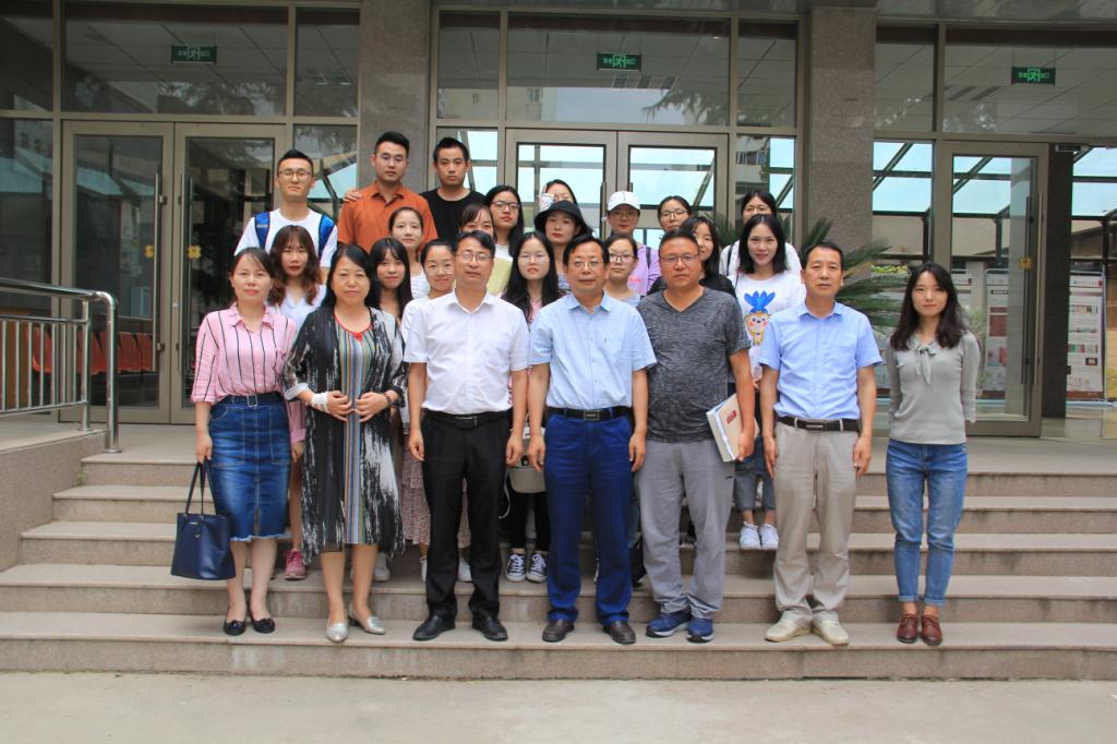 与兰州大学文公司师生合影