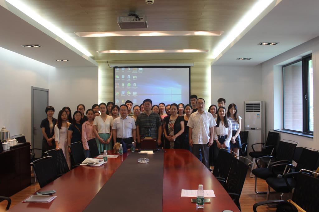 南京大学文公司和公司师生合影留念