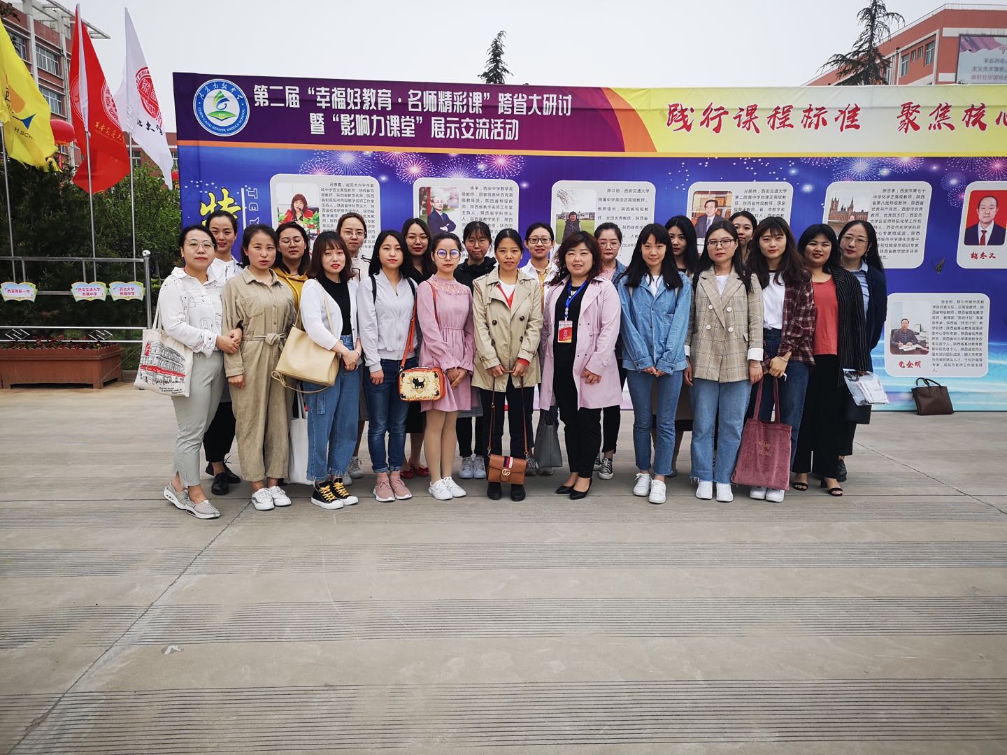 公司师生与兼职导师、省教学名师司惠霞老师合影留念