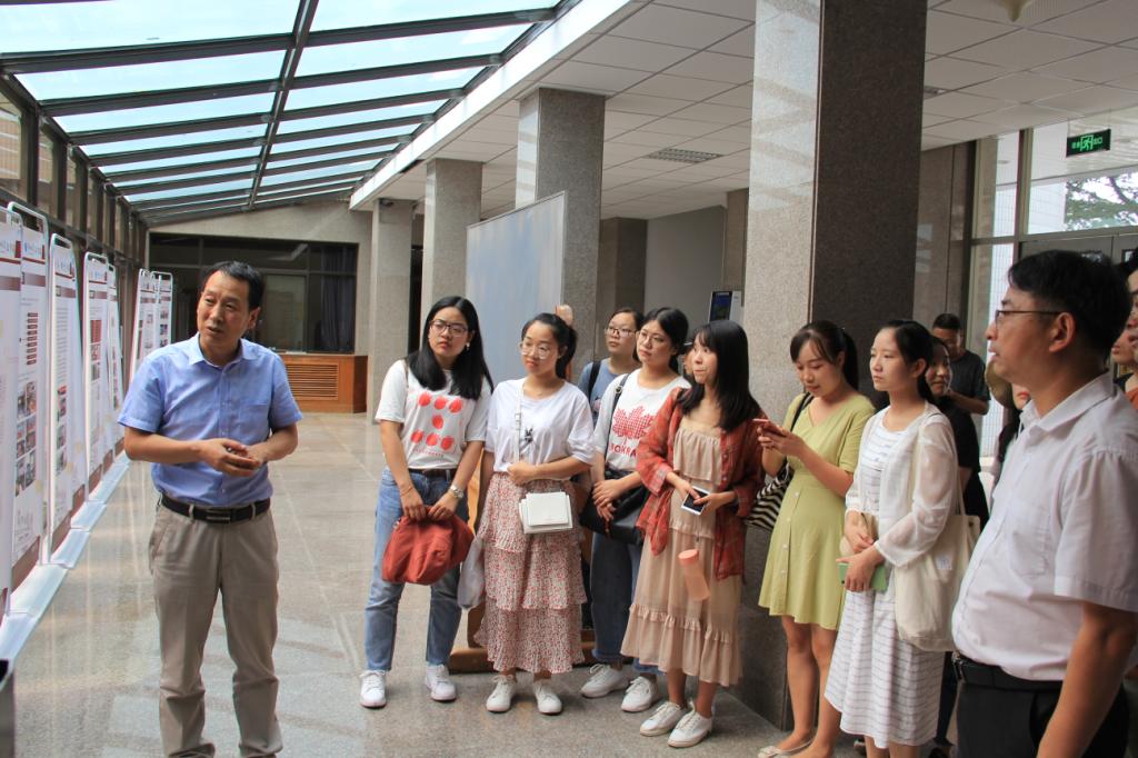 兰州大学文公司郭经理为师生介绍文公司学科科研